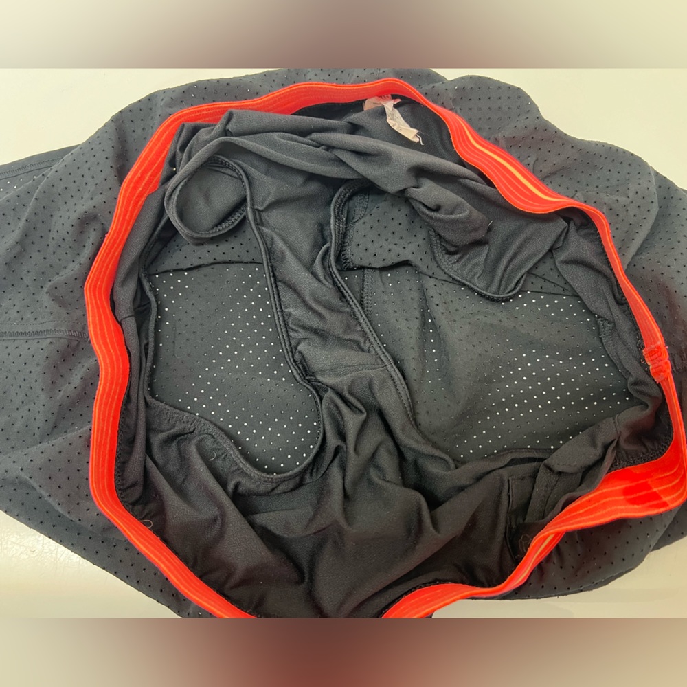 Women’s athletic running shorts - Under Armour Heatgear - Picture 7 of 7